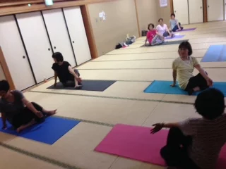 横須賀午後クラスのヨガレッスン風景