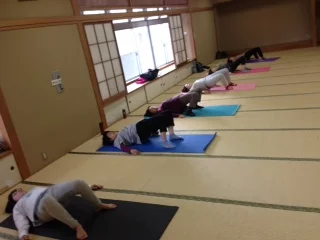 横須賀午後クラスのヨガレッスン風景
