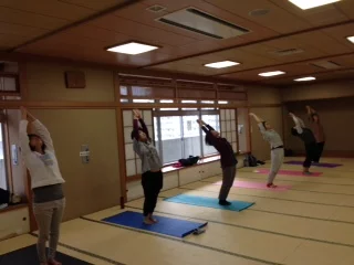 横須賀午後クラスのヨガレッスン風景