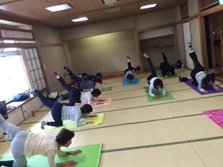 横須賀汐入でのヨガレッスン風景