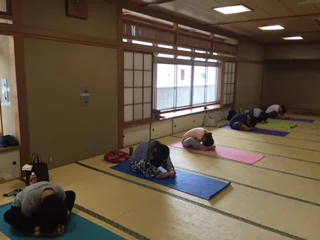 横須賀午後クラスのヨガレッスン風景