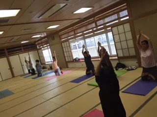横須賀午後クラスのヨガレッスン風景