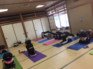 横須賀汐入でのヨガレッスン風景