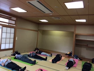 横須賀汐入でのヨガレッスン風景
