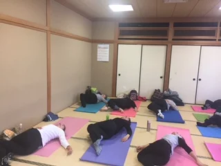 横須賀汐入でのヨガレッスン風景