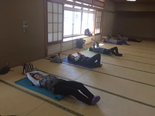 横須賀午後クラスのヨガレッスン風景