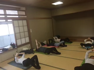 横須賀汐入でのヨガレッスン風景