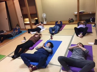 横須賀午後クラスのヨガレッスン風景
