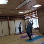横須賀午後クラスのヨガレッスン風景