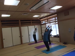 横須賀午後クラスのヨガレッスン風景