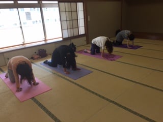 横須賀午後クラスのヨガレッスン風景