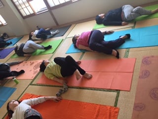 横須賀深田台でのヨガレッスン風景