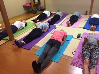 横須賀午後クラスのヨガレッスン風景