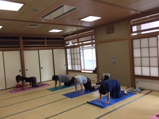 横須賀午後クラスのヨガレッスン風景