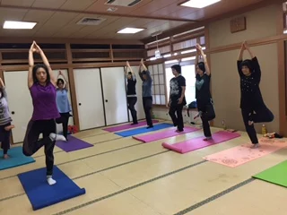 横須賀汐入でのヨガレッスン風景