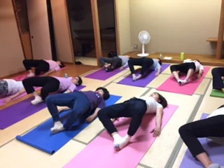 横須賀午後クラスのヨガレッスン風景