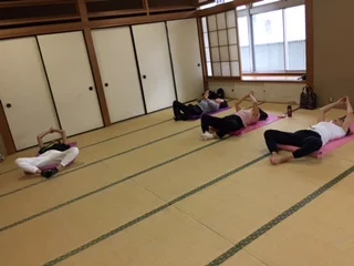 横須賀午後クラスのヨガレッスン風景