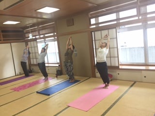 横須賀午後クラスのヨガレッスン風景