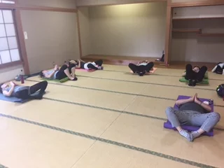 横須賀汐入でのヨガレッスン風景