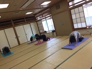 横須賀汐入でのヨガレッスン風景