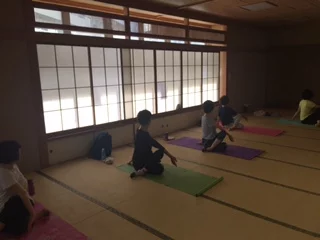 横須賀午後クラスのヨガレッスン風景