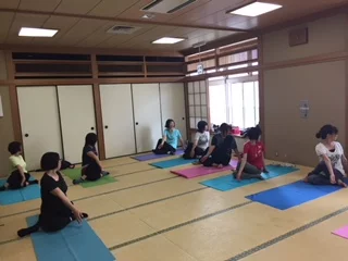 横須賀汐入でのヨガレッスン風景