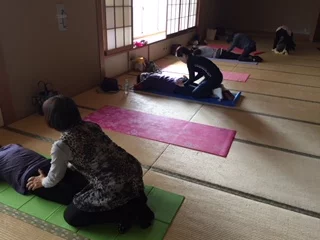 横須賀午後クラスのヨガレッスン風景