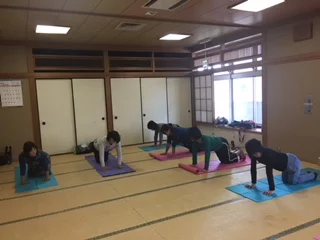横須賀汐入でのヨガレッスン風景