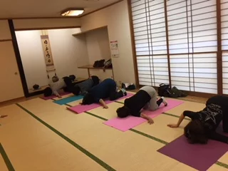 横須賀汐入でのヨガレッスン風景
