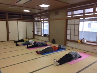 横須賀午後クラスのヨガレッスン風景