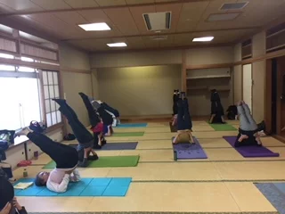 横須賀汐入でのヨガレッスン風景