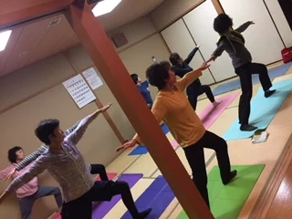 横須賀午後クラスのヨガレッスン風景