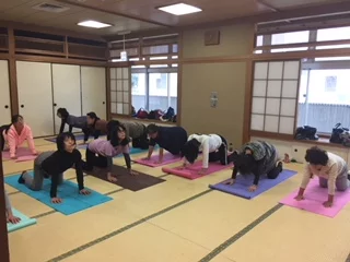 横須賀汐入でのヨガレッスン風景