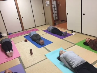 横須賀午後クラスのヨガレッスン風景
