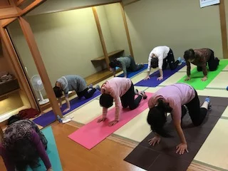 横須賀午後クラスのヨガレッスン風景
