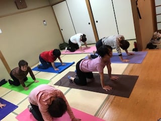 横須賀午後クラスのヨガレッスン風景