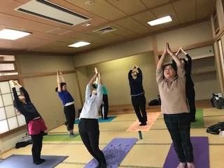横須賀汐入でのヨガレッスン風景