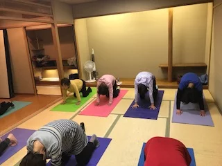 横須賀午後クラスのヨガレッスン風景