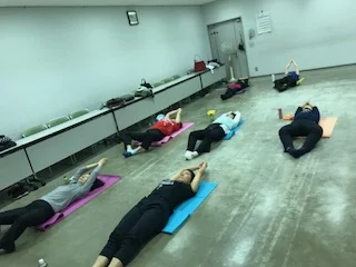 横須賀エンジョイヨガ汐入でのヨガレッスン風景