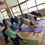 横須賀エンジョイヨガ深田台でのレッスン風景