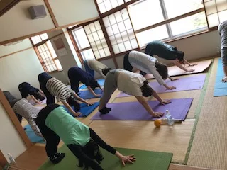 横須賀エンジョイヨガ深田台でのレッスン風景