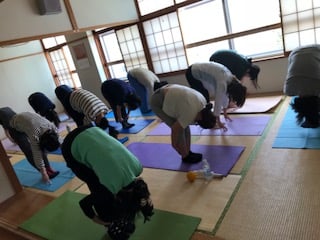 横須賀エンジョイヨガ深田台でのレッスン風景