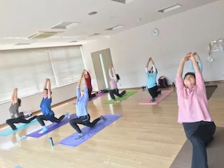 横須賀ハッピーヨガ池上でのヨガレッスン風景