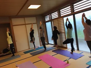 横須賀ハッピーヨガ池上でのレッスン風景