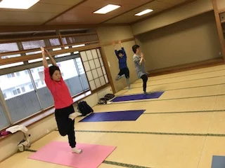 横須賀スッキリヨガ汐入でのレッスン風景