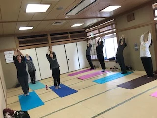 横須賀エンジョイヨガ汐入でのレッスン風景
