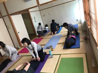 横須賀エンジョイヨガ深田台でのレッスン風景