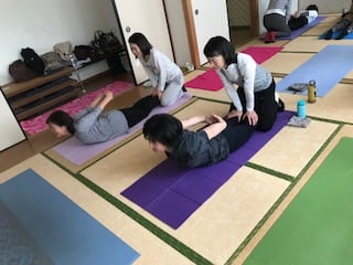 横須賀エンジョイヨガ深田台でのレッスン風景