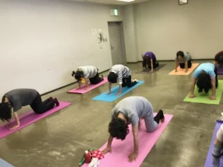 横須賀エンジョイヨガ汐入でのレッスン風景