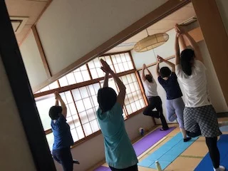 横須賀エンジョイヨガ深田台でのレッスン風景